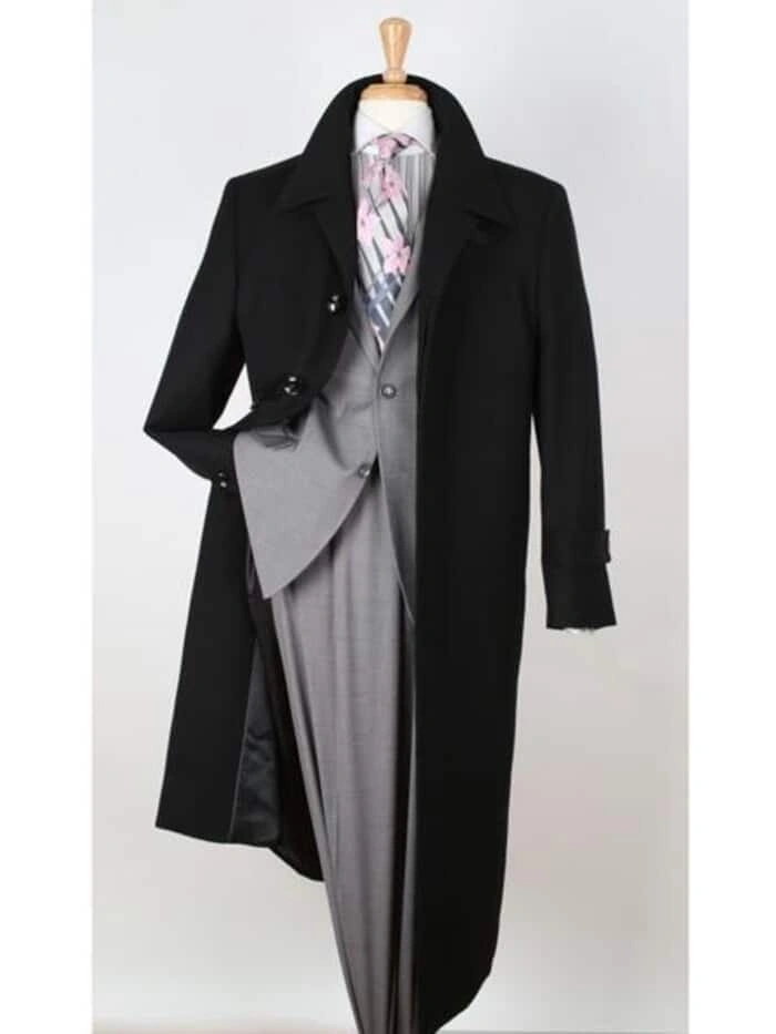Cappotto nero in gabardina di lana con revers ampi: eleganza senza tempo, pura classe italiana.